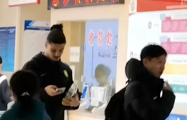 有球迷在沈阳某医院遇见国安中卫拉莫斯，据称他因呕吐就医 | 中国区|球友会|股份有限公司